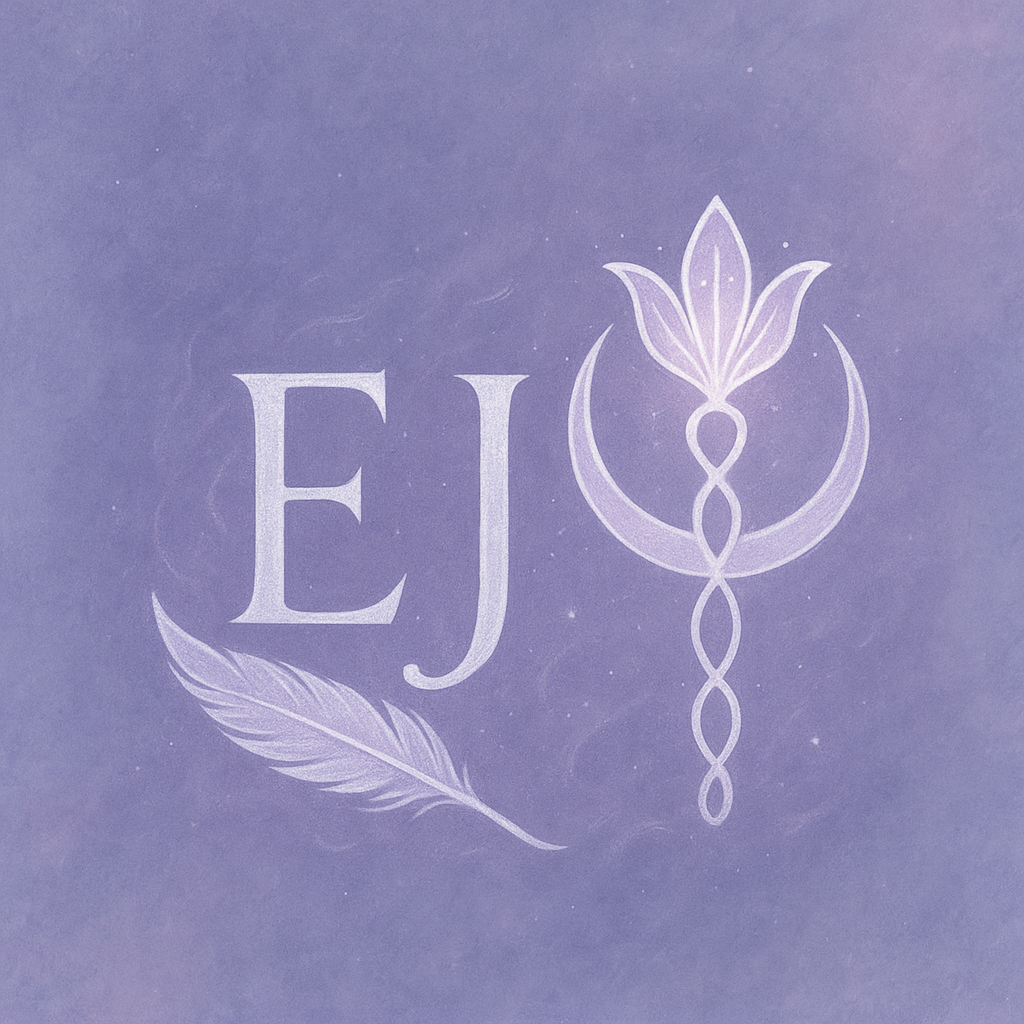 Logo violet lavande représentant les initiales EJ, une plume d’écriture et un symbole mystique inspiré d’Isis : une fleur de lys-lotus émergeant d’un croissant de lune et d’une tige en forme d’ankh.
